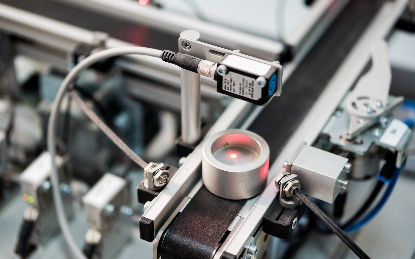 Sensor überwacht ein Werkstück auf dem Förderband